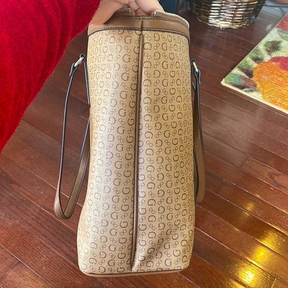 Brand New Guess Mandrake Travel Bag Large Zippered Shoulder Tote Purse in Mocha - Picture 7 of 14